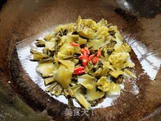 酸菜炒肉片的做法步骤：7