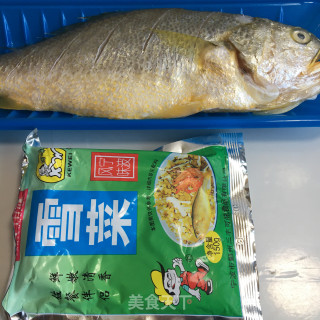 雪菜烧黄花鱼的做法步骤：1