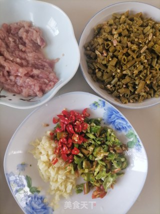 肉末酸豆角的做法步骤：1