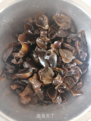 木耳炒肉丝的做法步骤：2