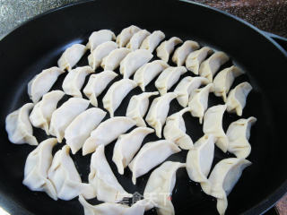 香菇肉末鸡蛋馅锅贴的做法步骤：13