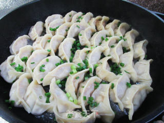 香菇肉末鸡蛋馅锅贴的做法步骤：15