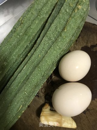 丝瓜炒蛋的做法步骤：1