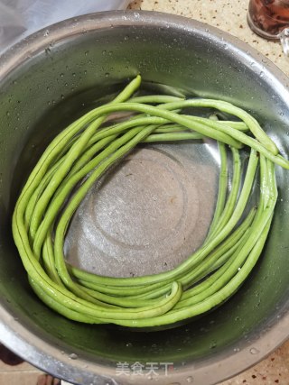 盘花长豆角的做法步骤：1