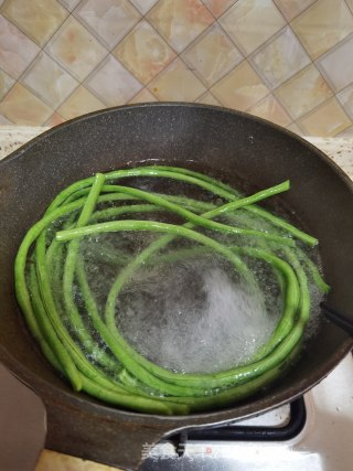 盘花长豆角的做法步骤：3