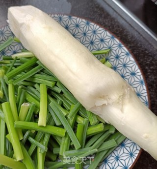 韭菜苔炒茭白的做法步骤：2