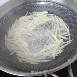 韭菜苔炒茭白的做法步骤：5