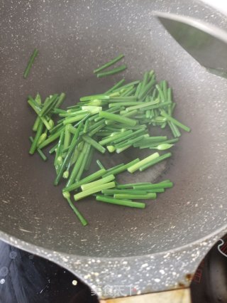 韭菜苔炒茭白的做法步骤：10
