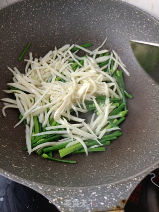 韭菜苔炒茭白的做法步骤：11