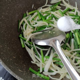 韭菜苔炒茭白的做法步骤：12