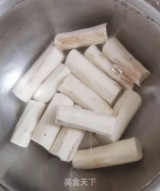 淮山胡萝卜羊骨汤的做法步骤：2
