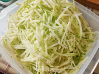 西葫芦鸡蛋水饺的做法步骤：2