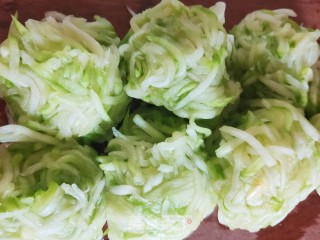西葫芦鸡蛋水饺的做法步骤：6
