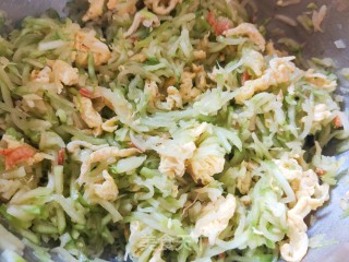 西葫芦鸡蛋水饺的做法步骤：9