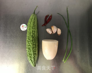 苦瓜炒藕片的做法步骤：1