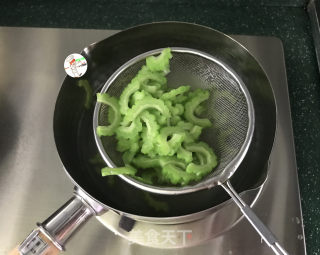 苦瓜炒藕片的做法步骤：7