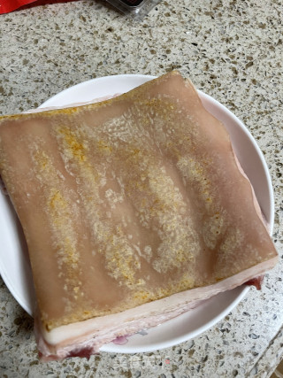 脆皮烤肉的做法步骤：1