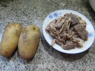 土豆烧牛肉的做法步骤：1