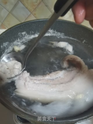 子姜炒回锅肉的做法步骤：2