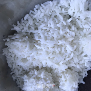 胡萝卜腊肠炒米的做法步骤：1