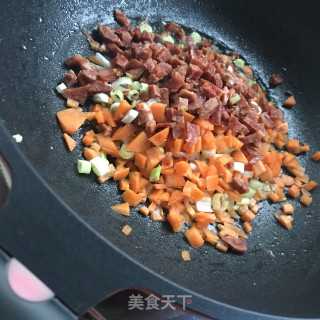 胡萝卜腊肠炒米的做法步骤：5