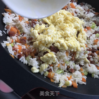 胡萝卜腊肠炒米的做法步骤：7