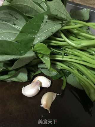 清炒番薯叶的做法步骤：1