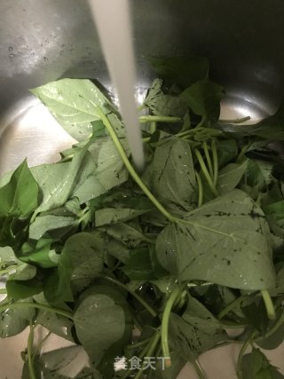 清炒番薯叶的做法步骤：2