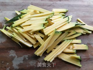 南瓜丝鸡蛋面的做法步骤：2