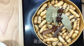 盐水花生，炎热的夏天，一边看着电视，一边剥着花生，舒坦！的做法步骤：2