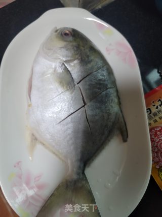 榨菜蒸鲳鱼的做法步骤：1