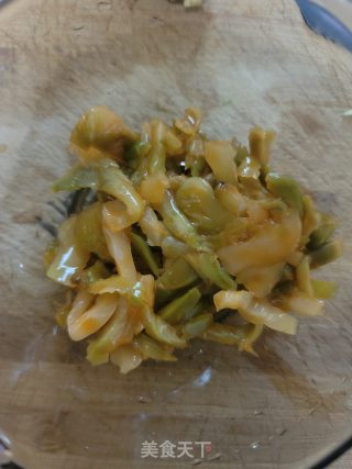 榨菜蒸鲳鱼的做法步骤：2