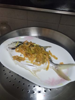 榨菜蒸鲳鱼的做法步骤：6