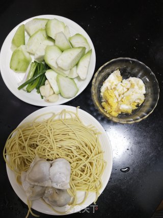 好吃到连汤都不剩的清甜丝瓜鸡蛋手工面的做法步骤：1