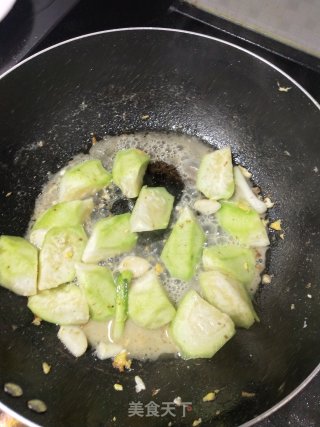 好吃到连汤都不剩的清甜丝瓜鸡蛋手工面的做法步骤：2
