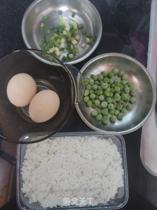 豌豆蛋炒饭的做法步骤：1