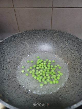 豌豆蛋炒饭的做法步骤：2