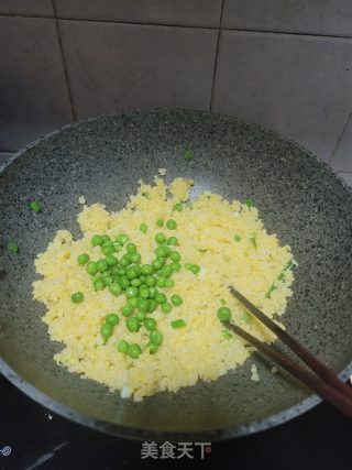 豌豆蛋炒饭的做法步骤：11