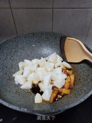 五花肉烧凤尾笋块的做法步骤：5