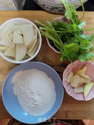 大鱼头焖腐竹的做法步骤：2