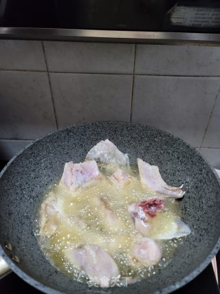 大鱼头焖腐竹的做法步骤：4