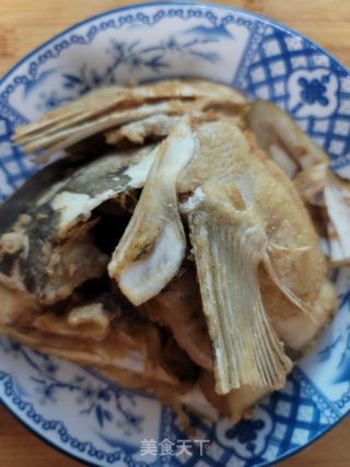 大鱼头焖腐竹的做法步骤：6