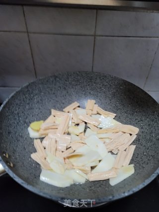 大鱼头焖腐竹的做法步骤：9