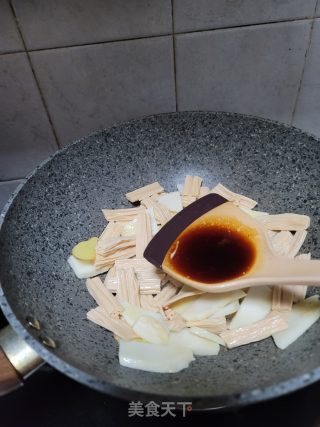 大鱼头焖腐竹的做法步骤：10