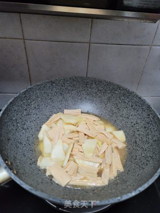 大鱼头焖腐竹的做法步骤：11