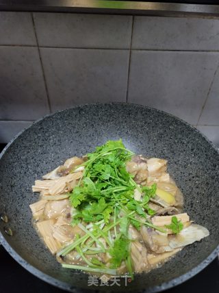 大鱼头焖腐竹的做法步骤：13