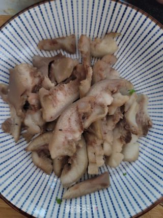 青红椒炒猪头皮的做法步骤：1
