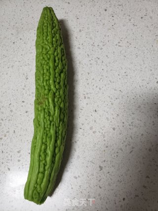苦瓜洋葱拌木耳的做法步骤：1