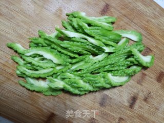 苦瓜洋葱拌木耳的做法步骤：2
