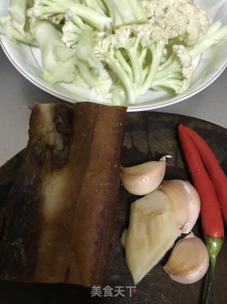 腊肉炒花菜的做法步骤：1